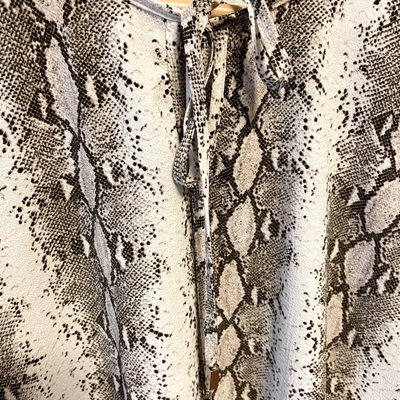 SINGLE long flare sleeve snake skin print blouse, with tie. - Picture 2 of 2